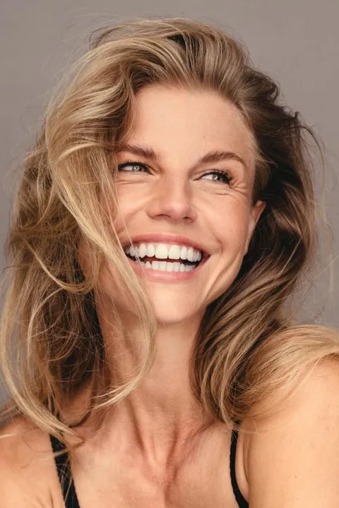 Juliane B. ist ein weibliches Models Model mit grün-blauen Augen und blonden Haaren aus München
