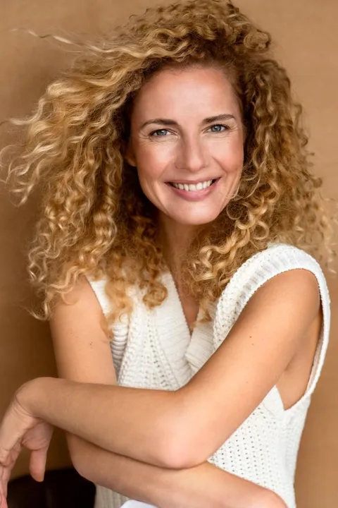 Elena R. ist ein weibliches Actors Model mit grünen Augen und blonden Haaren aus München