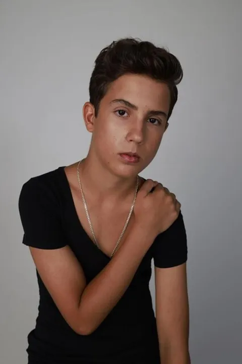Elijas Samuel Z. ist ein männliches People Model mit braunen Augen und hellbraunen Haaren aus Stuttgart