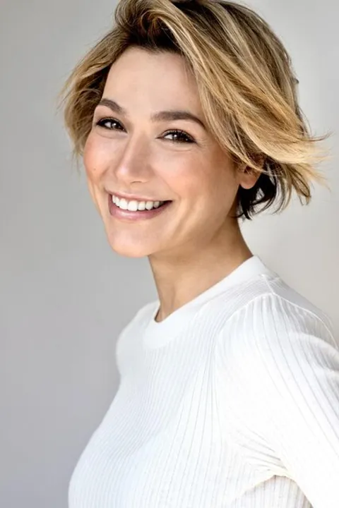 Antonia R. ist ein weibliches Best Ager Model mit grün-braunen Augen und blonden Haaren aus Hamburg