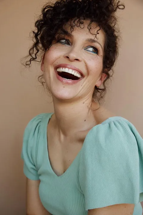 Cosy S. ist ein weibliches Fashion Model mit braun-grünen Augen und dunkelbraunen Haaren aus Nürnberg