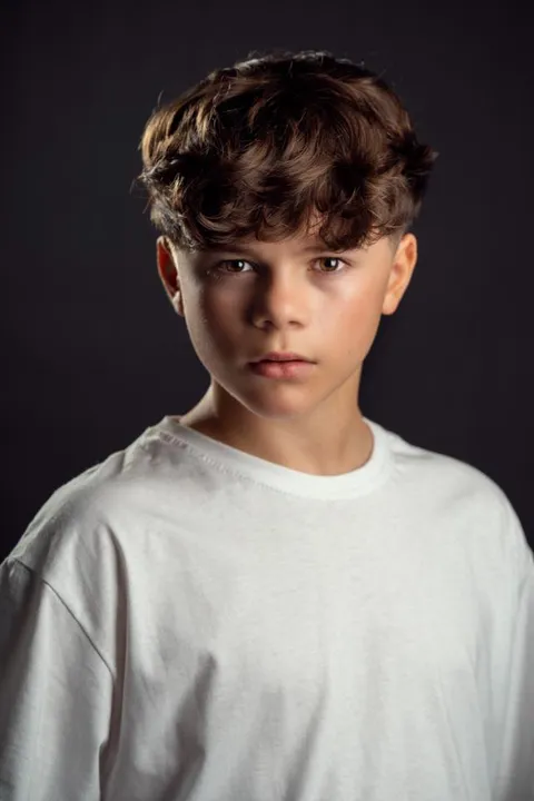 Marlon  B. ist ein männliches People Model mit braunen Augen und  braun en Haaren aus Stuttgart