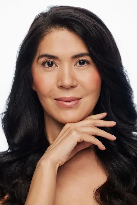 Laura K. ist ein weibliches People of Color Model mit braunen Augen und dunkelbraunen Haaren aus Düsseldorf