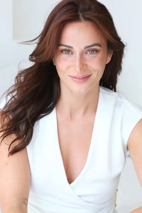 Viviana G. ist ein weibliches  Model mit grünen Augen und rot-braunen Haaren aus Düsseldorf
