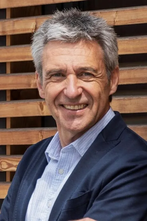 Thomas W. ist ein männliches Best Ager Model mit blau-grauen Augen und gräulichen Haaren aus Stuttgart