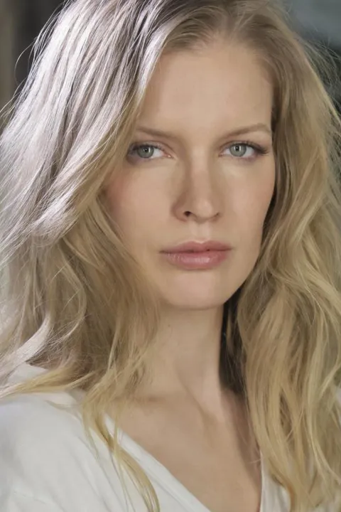 Sunny K. ist ein weibliches Actors Model mit blau-grünen Augen und dunkelblonden Haaren aus Stuttgart