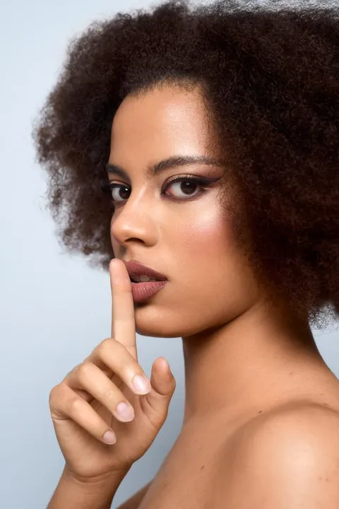 Lucy Z. ist ein weibliches People Model mit braunen Augen und dunkelbraunen Haaren aus Stuttgart