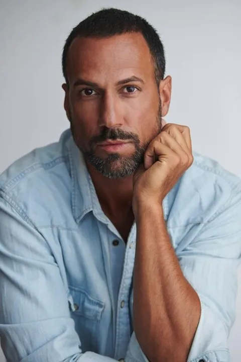 Nicky L. ist ein männliches Actors Model mit braunen Augen und schwarzen Haaren aus München