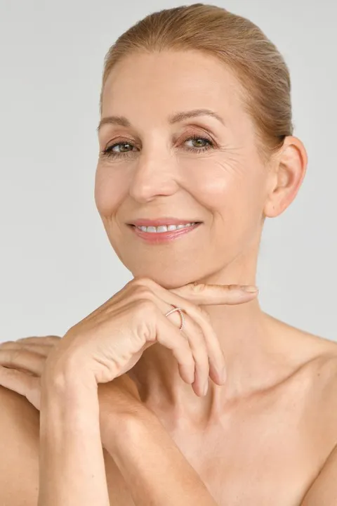 Barbara J. ist ein weibliches Best Ager Model mit braun-grünen Augen und dunkelblonden Haaren aus Stuttgart