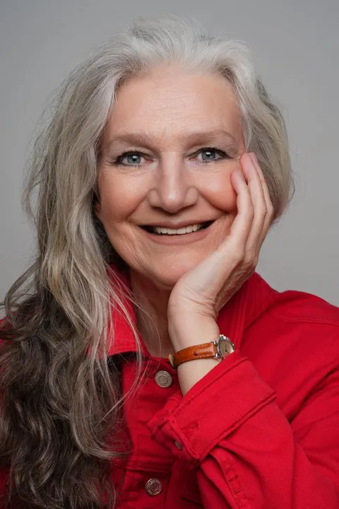 Regina R. ist ein weibliches Best Ager Model mit blauen Augen und grauen Haaren aus Köln