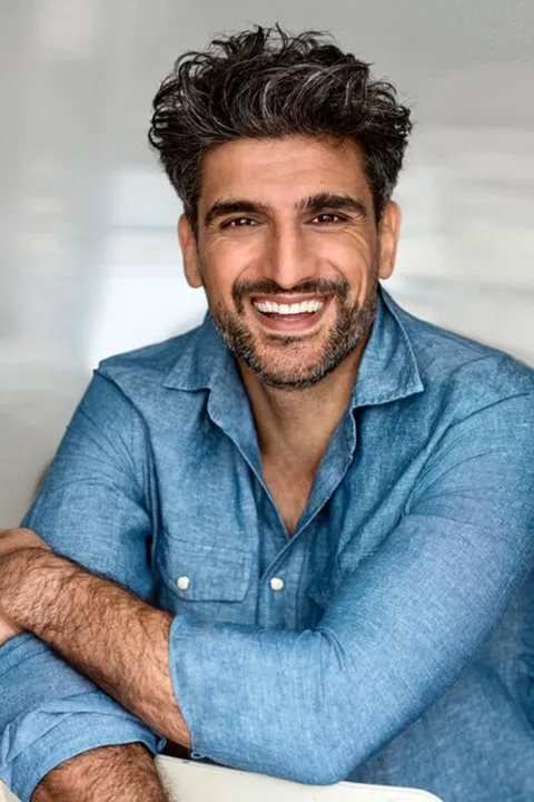 Enzo E. ist ein männliches People of Color Model mit braunen Augen und schwarzen Haaren aus München