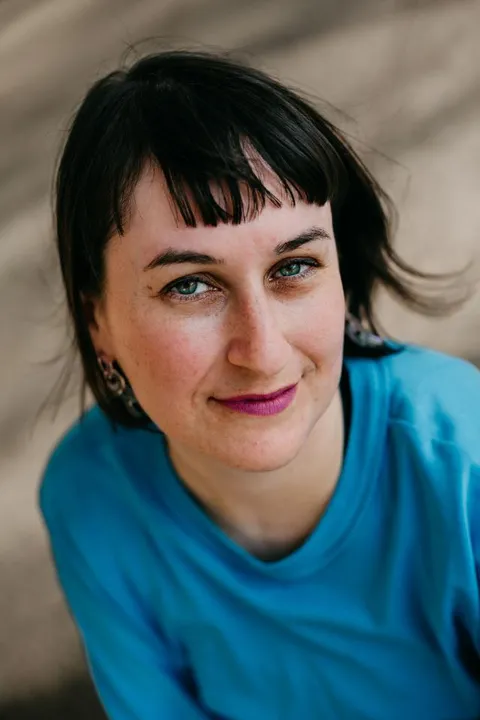 Dijana H. ist ein weibliches  Model mit blau-grauen Augen und schwarzen Haaren aus Stuttgart