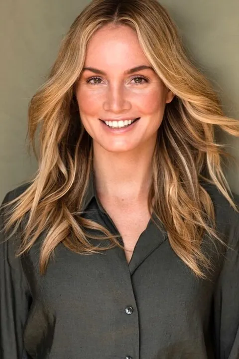 Jana F. ist ein weibliches Mainboard Model mit grünen Augen und blonden Haaren aus Düsseldorf