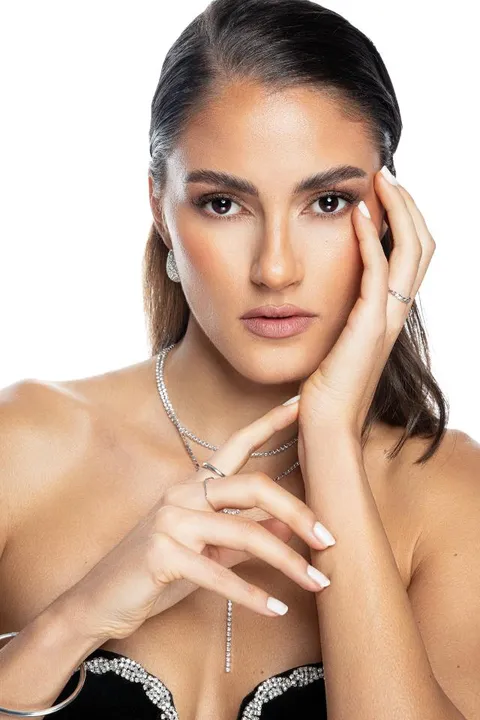 Michelle L. ist ein weibliches Mainboard Model mit braunen Augen und dunkelbraunen Haaren aus Stuttgart