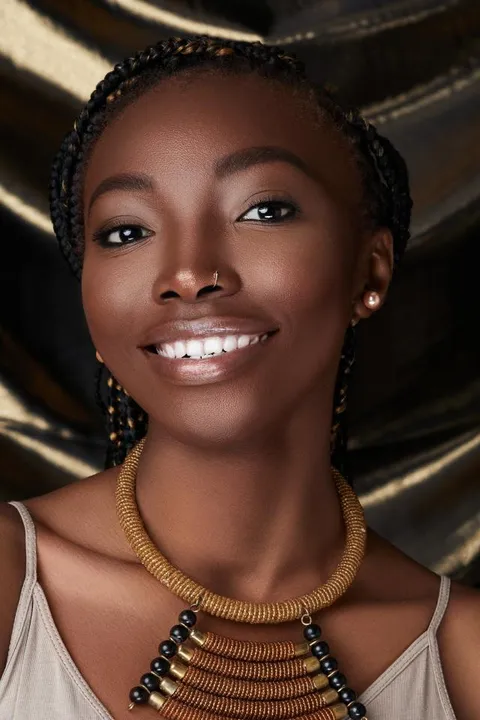 Shaleen  L. ist ein weibliches People of Color Model mit braunen Augen und schwarzen Haaren aus München