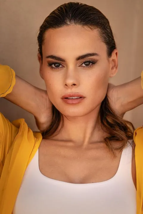 Eva N. ist ein weibliches Mainboard Model mit braunen Augen und braunen Haaren aus Stuttgart