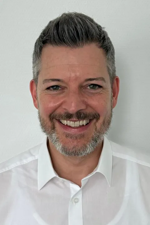 Sascha L. ist ein männliches People Model mit grünen Augen und gräulichen Haaren aus Stuttgart