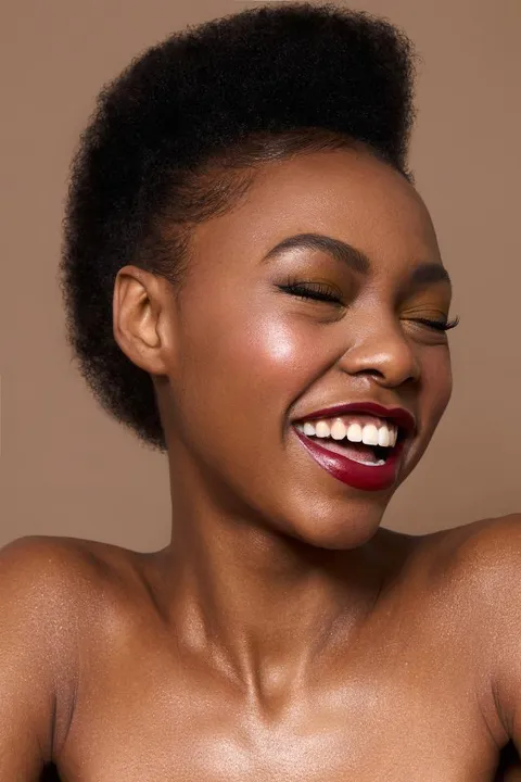 Mylet T. ist ein weibliches People of Color Model mit braunen Augen und schwarzen Haaren aus München