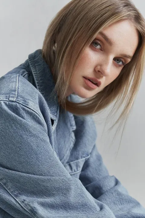 Jana C. ist ein weibliches  Model mit grünen Augen und dunkelblonden Haaren aus Frankfurt