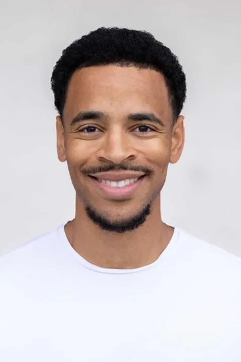 Isaiah K. ist ein männliches People of Color Model mit braunen Augen und braunen Haaren aus Frankfurt