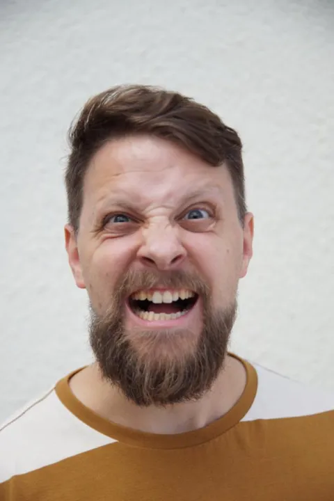 Felix K. ist ein männliches Actors Model mit blau-grauen Augen und dunkelbraunen Haaren aus Stuttgart