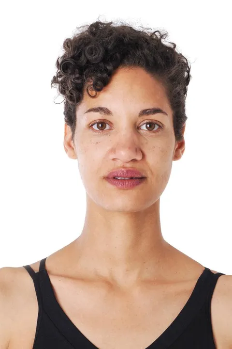 Aline M. ist ein weibliches People of Color Model mit braun-grünen Augen und dunkelbraunen Haaren aus Stuttgart