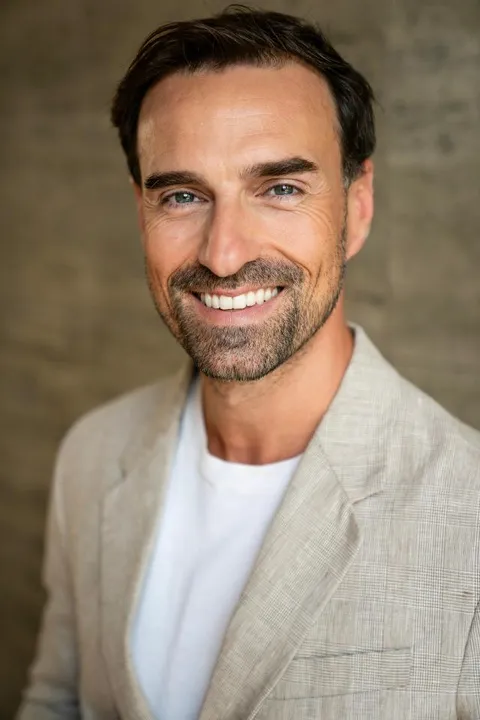 Peter L. ist ein männliches Commercials Model mit grau-grünen Augen und braunen Haaren aus München