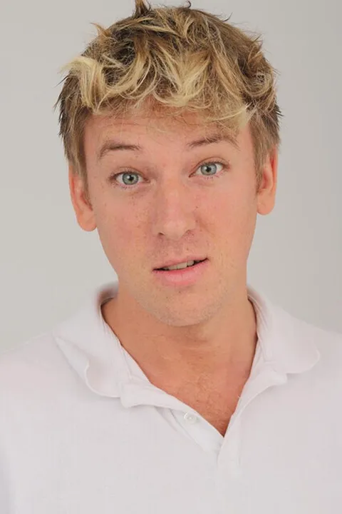 Dustin H. ist ein männliches People Model mit blau-grünen Augen und blonden Haaren aus Stuttgart
