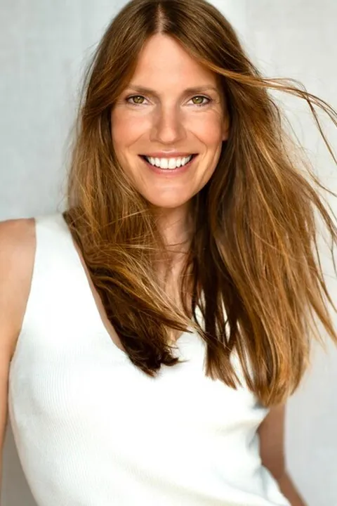 Jasmin J. ist ein weibliches Moderation Model mit braunen Augen und braunen Haaren aus München