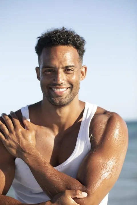 Lukas B. ist ein männliches People of Color Model mit braunen Augen und schwarzen Haaren aus Frankfurt