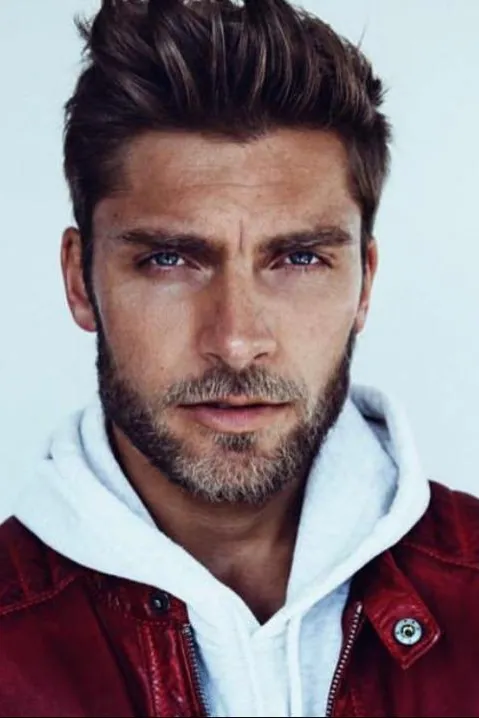 Michael M. ist ein männliches Commercials Model mit blau-grauen Augen und dunkelblonden Haaren aus Mannheim