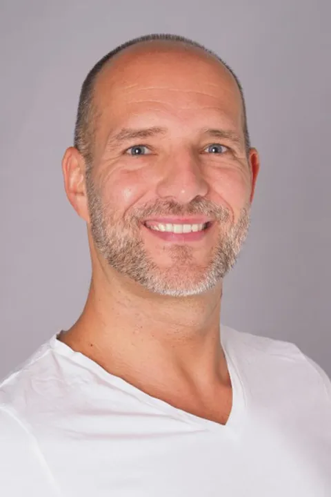 Timo K. ist ein männliches People Model mit blau-grünen Augen und braunen Haaren aus Stuttgart