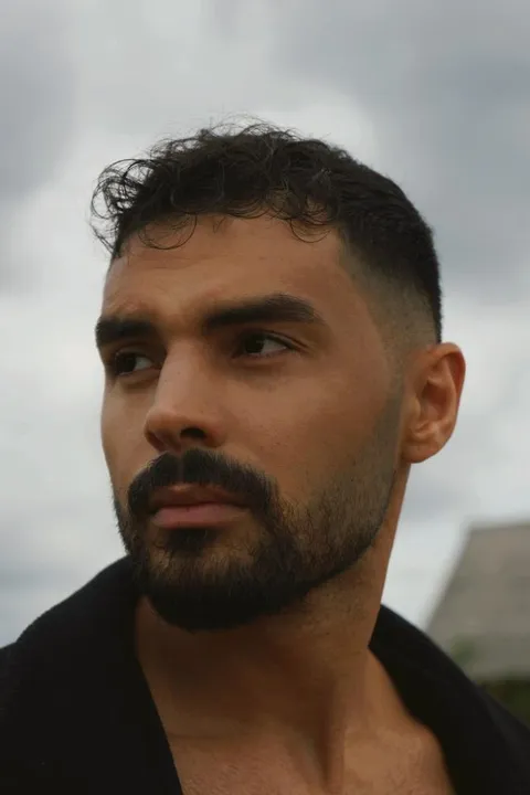 Matheus P. ist ein männliches People of Color Model mit braunen Augen und dunkelbraunen Haaren aus Stuttgart
