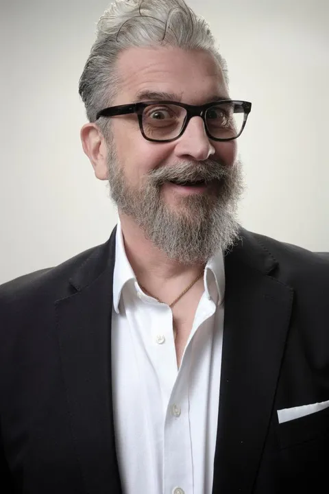 Andreas Johannes G. ist ein männliches People Model mit braun-grünen Augen und silbergrauen Haaren aus Stuttgart