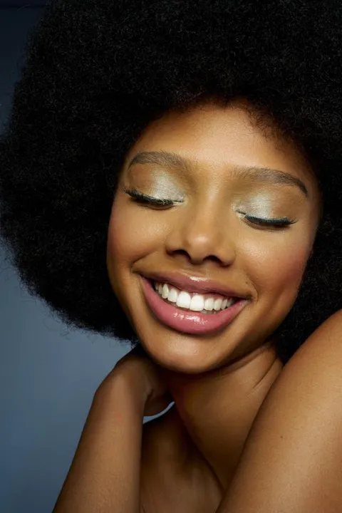 Samira D. ist ein weibliches People of Color Model mit braunen Augen und braunen Haaren aus München