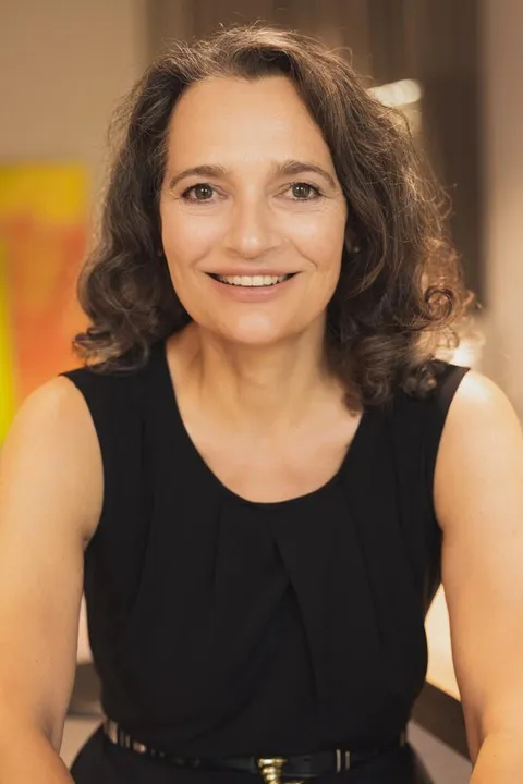 Claudia Coco E. ist ein weibliches Best Ager Model mit grün-braunen Augen und dunkelbraunen Haaren aus Stuttgart
