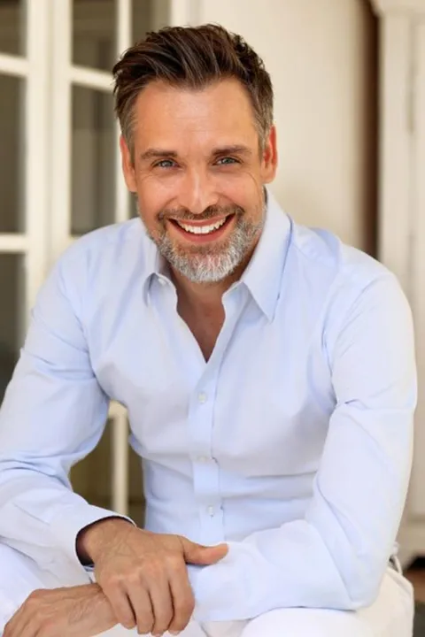 Wolf H. ist ein männliches Best Ager Model mit blauen Augen und gräulichen Haaren aus Frankfurt