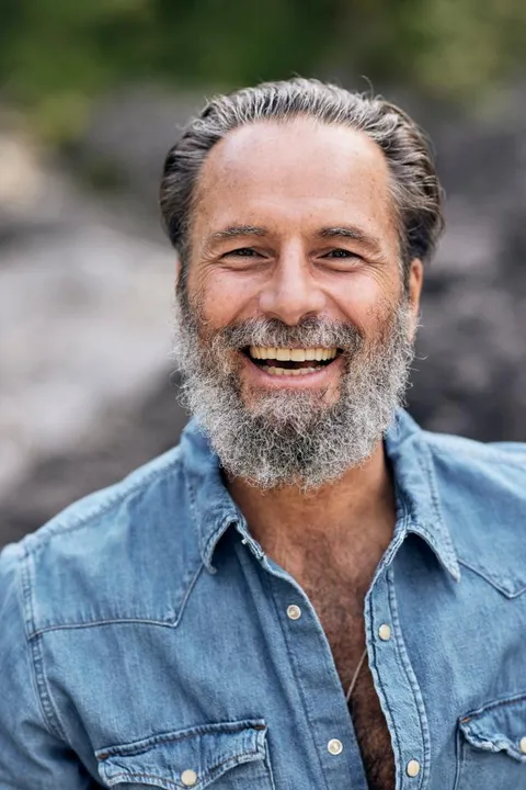 André D. ist ein männliches Best Ager Model mit blau-grünen Augen und braunen Haaren aus München