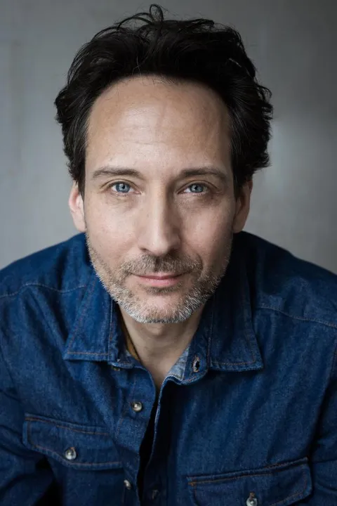 Alexander K. ist ein männliches Moderation Model mit blauen Augen und  braun en Haaren aus München