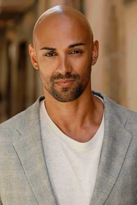 Cedric P. ist ein männliches People of Color Model mit braunen Augen und braunen Haaren aus München