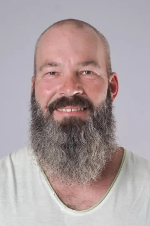 Lucien K. ist ein männliches People Model mit braun-grünen Augen und gräulichen Haaren aus Stuttgart