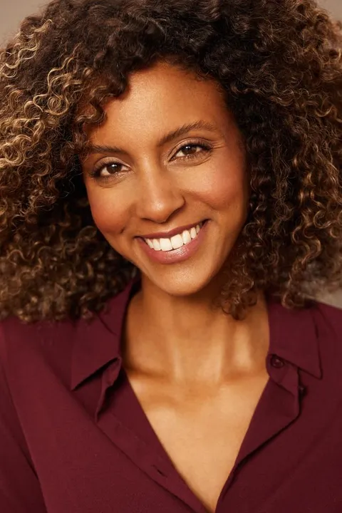 Muzit  T. ist ein weibliches People of Color Model mit braunen Augen und schwarzen Haaren aus Stuttgart