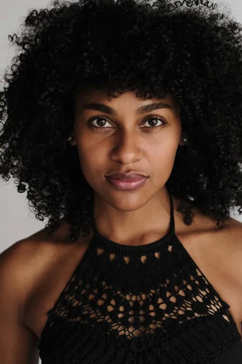 Amara A. ist ein weibliches People of Color Model mit braunen Augen und schwarzen Haaren aus Freiburg