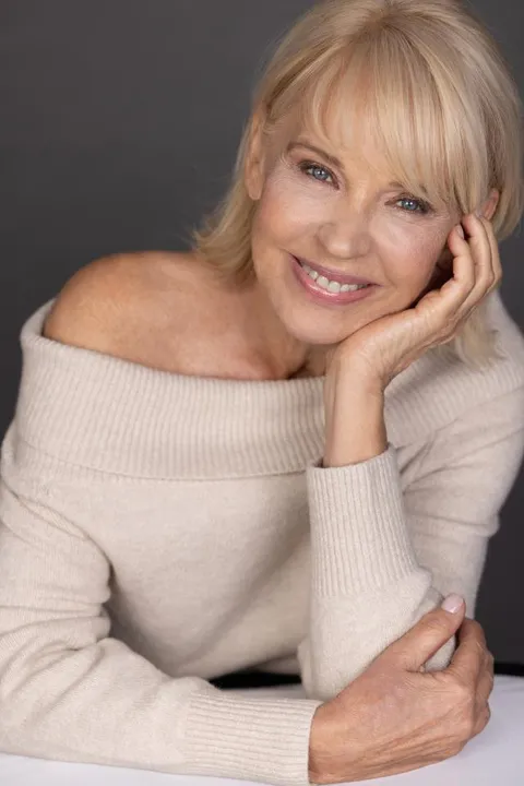 Claudia D. ist ein weibliches Best Ager Model mit blauen Augen und blonden Haaren aus Stuttgart
