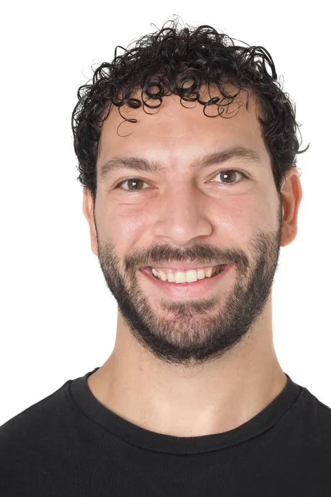 Mohamad G. ist ein männliches People Model mit braunen Augen und  dunkelbraun en Haaren aus Stuttgart