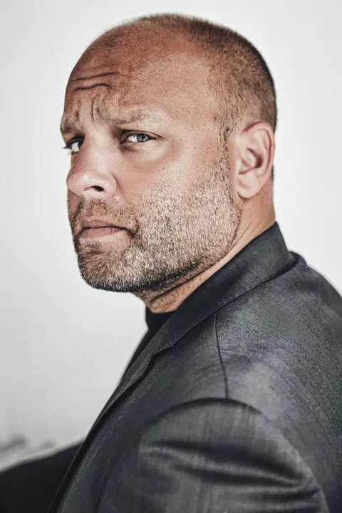Raphaèl N. ist ein männliches Actors Model mit blau-grünen Augen und braunen Haaren aus Stuttgart