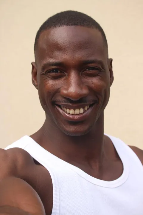 Baba Draman K. ist ein männliches People of Color Model mit braunen Augen und schwarzen Haaren aus Nürnberg