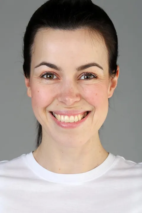 Lena S. ist ein weibliches People Model mit braun-grünen Augen und dunkelbraunen Haaren aus Stuttgart