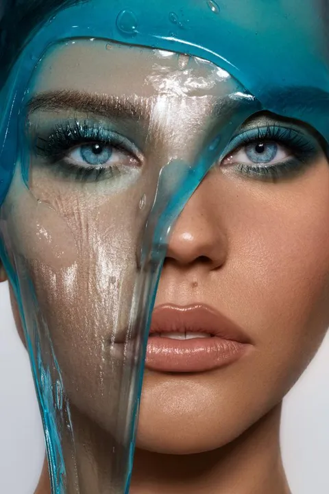 Ania Wanda Karina K. ist ein weibliches Mainboard Model mit blauen Augen und dunkelblonden Haaren aus Stuttgart