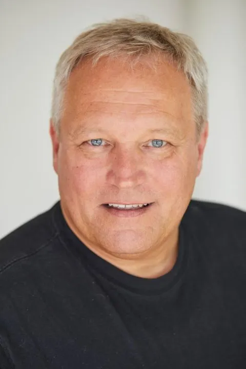 Andreas K. ist ein männliches Best Ager Model mit blauen Augen und grauen Haaren aus Stuttgart